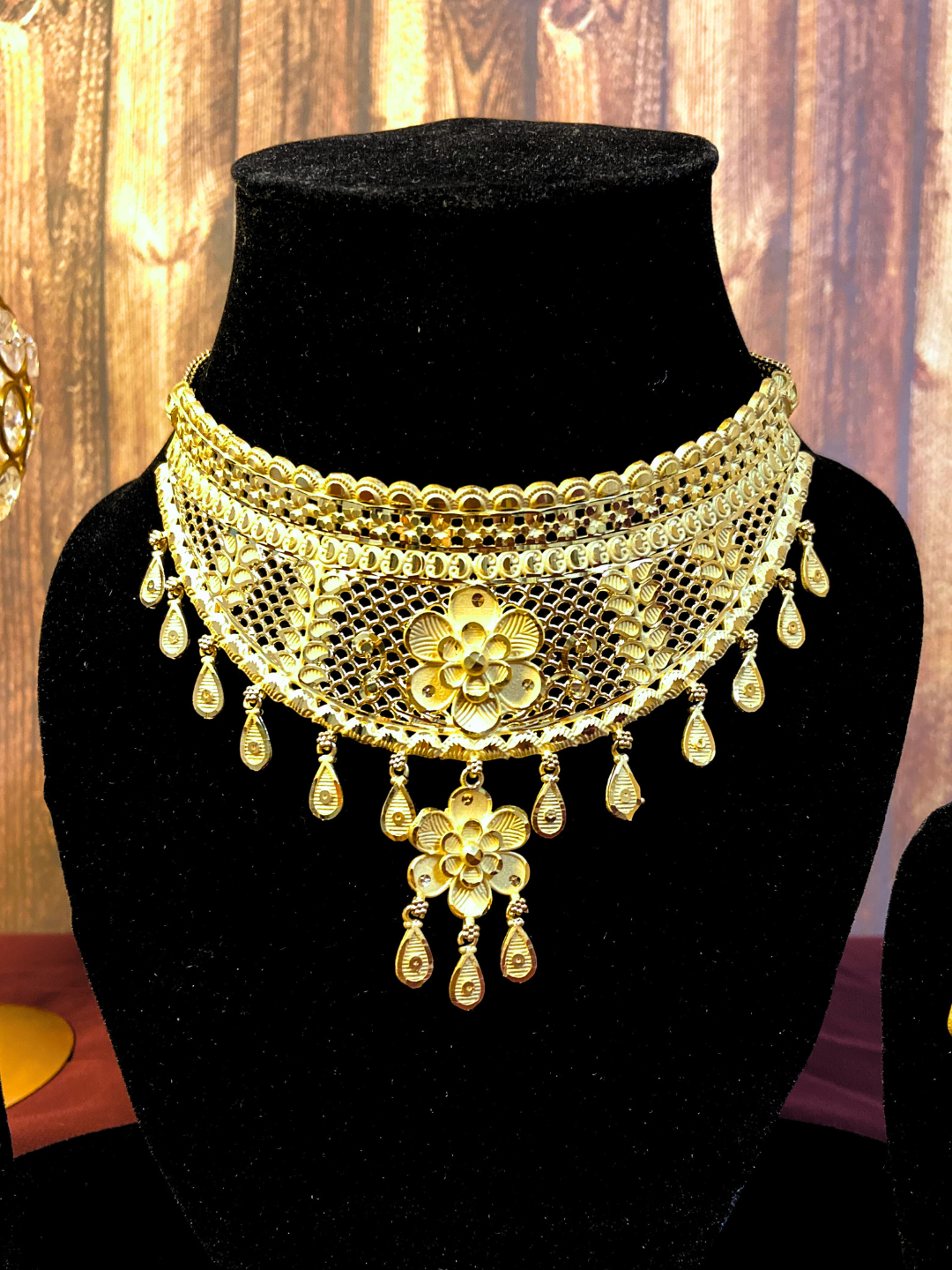 Arab Gold Choker Set with Flower-Shaped Earrings | Dubai Style Jewellery | Affordable Luxury