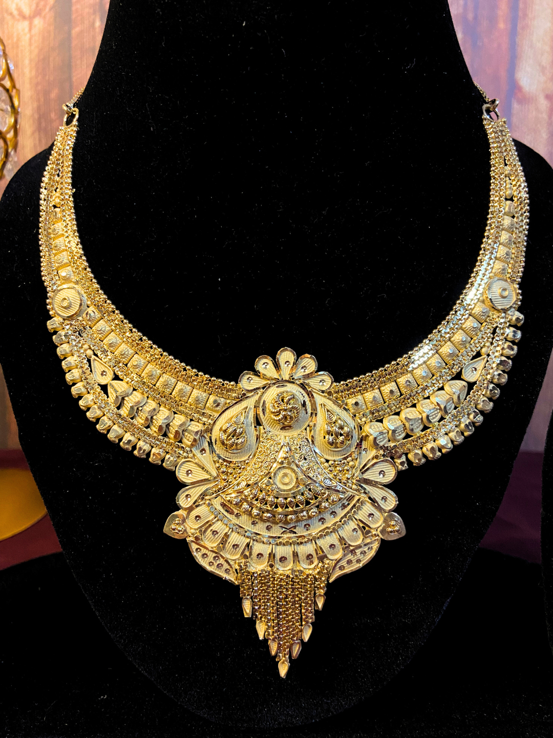 Arab Gold Choker Set with Heavy Detailing | Dubai Style Jewellery | Luxurious Finish